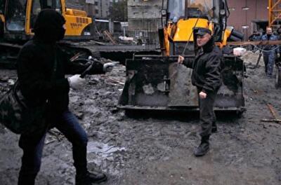 На скандальной стройке в Киеве жителям угрожают молотками и царапают машины