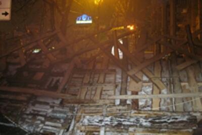 Евромайдановцы за ночь возвели 5-метровые баррикады