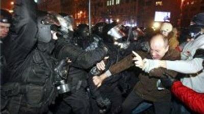 Милиция разблокировала Майдан, митингующие восстанавливают баррикады