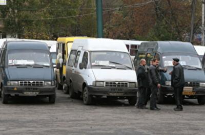 Маршруткам, которые едут в Киев, режут колеса и бьют окна