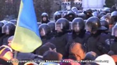 Верховная Рада окружена вооруженным дубинками "Беркутом" и тысячами митингующих