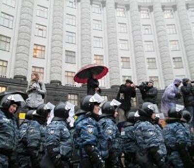 Евромайдан сегодня: дождь, музыка и штурм Кабмина