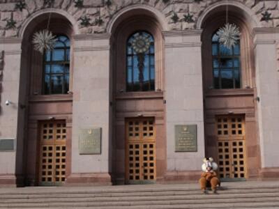 В Киеве ищут специалистов по связям... с властью