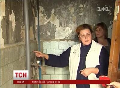 На Виннитчине люди вынуждены жить в доме, где "цветут" стены и на головы падают куски бетона