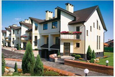 Куда переехать: коттедж, таунхаус или частный дом?