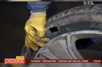 За поврежденное на разбитых дорогах авто с украинцев требуют еще и уплатить штраф
	
