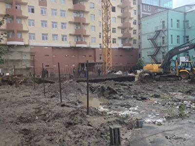 Неизвестные в масках разрушили бетонний забор на одной из "незаконных застроек" в столице