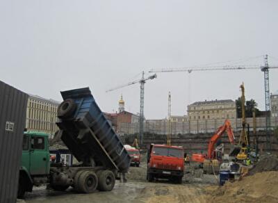 В центре Харькова начали застраивать огромный котлован
