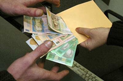 За что украинцы дают взятки