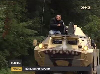 Украинцы с восторгом стреляют и гоняют на танках с БТРами ради развлечения