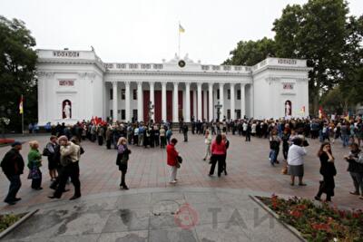 На Думской прошёл митинг, но без протестующих. Фото