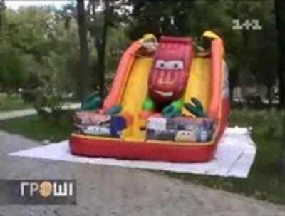 В Украине детей калечат непригодные карусели и надувные горки-убийцы