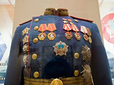 Понты дороже денег: кого и за что в нашей стране осыпают государственными наградами