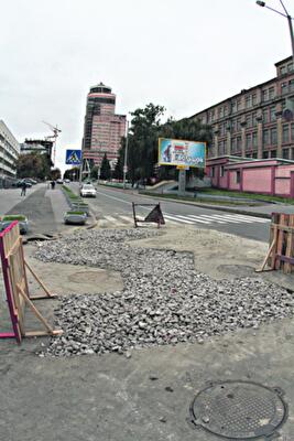 После дождя в центре Киеве образовались метровые ямы. Фото