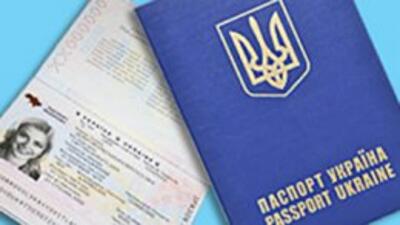 Украинцев заставляют платить лишние деньги за загранпаспорта