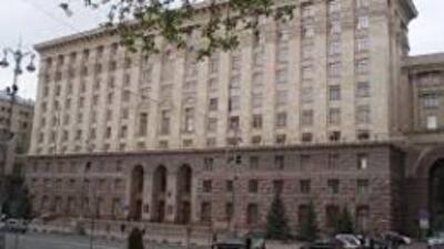 Попова интересуют не киевляне, а дерибан земли — оппозиция