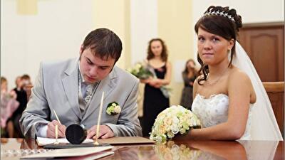Свадебные приметы: высаживаем деревья, бьем посуду и храним скатерти