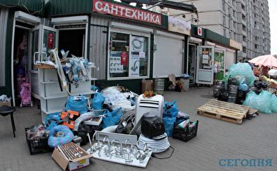 Киоски в Киеве могут порезать на куски, среди дороги лежат мешки с сантехникой. Фото