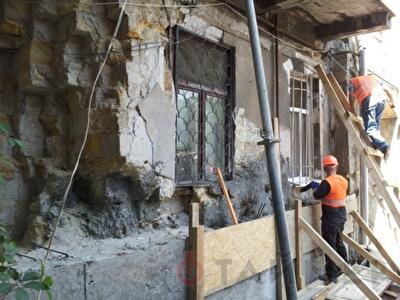 Коммунальщики восстанавливают аварийный дом на Садиковской. Фото