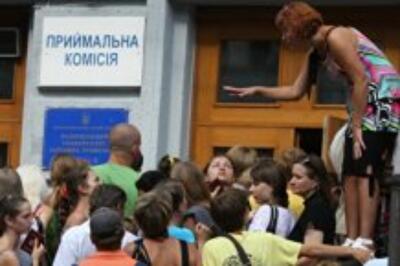 В Украине расплодились вузы-"супермаркеты дипломов", а поступающие едут учиться за границу