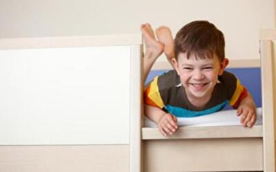 Двухъярусная кровать в детской комнате. Каковы плюсы и минусы?