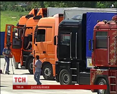 Украинские дальнобойщики не спят и отбиваются от воров молотками, чтобы не платить за комфорт