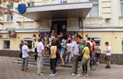 Без выезда: в Украине начались проблемы с выдачей загранпаспортов