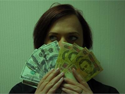 Украинцы несут гривну в банки