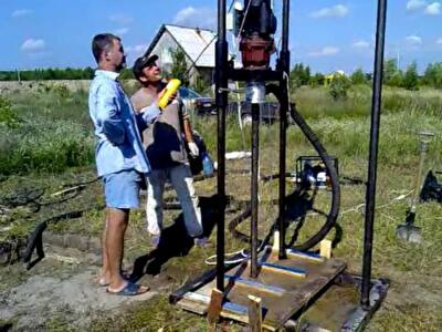 Процесс бурения скважины на даче и её обустройство