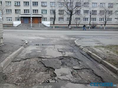 В киевских дворах асфальт выглядит как после бомбежки. Фото