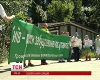 В Киеве строительство 4-этажного коттеджа может завалить соседние дома