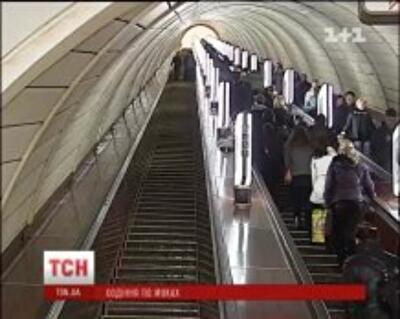 Покалеченная на эскалаторе киевлянка требует у метрополитена 100 тысяч гривен