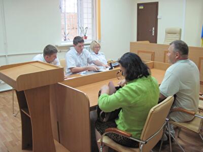 Киевскую учительницу снова начали судить за избитого лопатой строителя. Фото