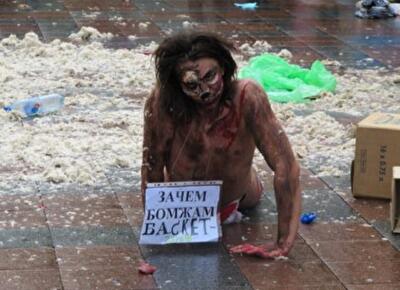 В Одессе жертвы местной «Элиты-центр» бросались мясом под мэрией. Фото