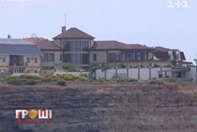 Самый богатый министр Лебедев живет в шикарном дворце, а офицеры ютятся в доме с дырявой крышей