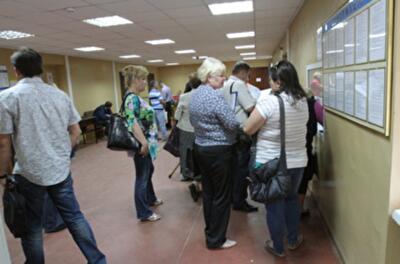 В Киеве стало сложнее оформить жилье, люди занимают очередь на рассвете. Фото