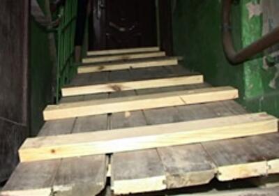 В харьковской трехэтажке вместо ступенек - корабельный трап, а в качестве перил - почтовые ящики