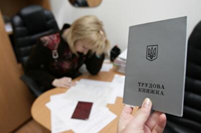 Без справки с работы студентам грозятся не выдать диплом. Ректоры: "Это логично" 