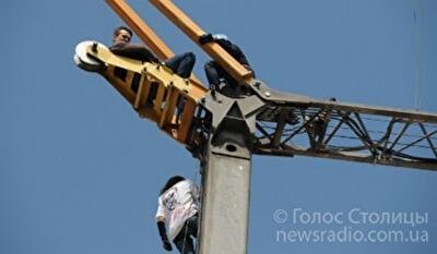 Трое активистов заблокировали работу строительного крана в Гостином дворе. Фото