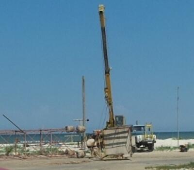 С пляжей двух приморских сел в Крыму вывезли киоски и аттракционы 