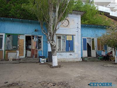Курортный сезон в Одессе. На побережье можно уединиться за 450 грн, а покататься на великах - за 40. Фото