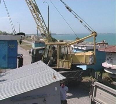 С пляжей приморского села в Крыму убрали 30 незаконных строений. Фото