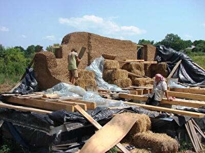Молодые харьковчане променяли квартиру на дом из соломы и отказалась от мяса, алкоголя и таблеток. Фото