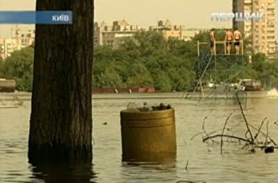 В Гидропарке плавают урны и гниют в воде лежаки