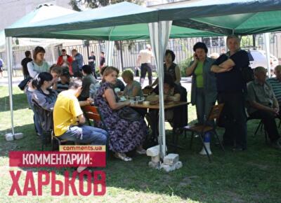 Возле горевшего общежития дежурят медики и психологи. Фото