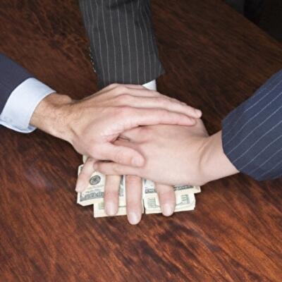 Почти 90% украинцев хотят бороться с коррупцией на референдуме