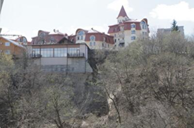 В Киеве жилой дом навис над пропастью, жители дрожат от страха
