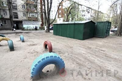 Наглость — второе счастье: на Черёмушках гараж установили прямо на детской площадке. Фото