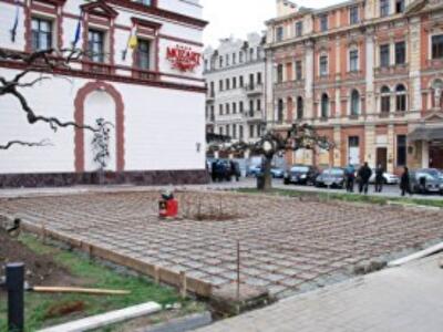 Алексей Костусев потребовал снести нахалстрой на Театральной площади. Фото