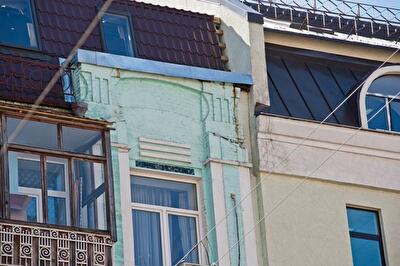 Жилой дом на Саксаганского пошел трещинами. Из-за незаконной реконструкции кровли. Фото